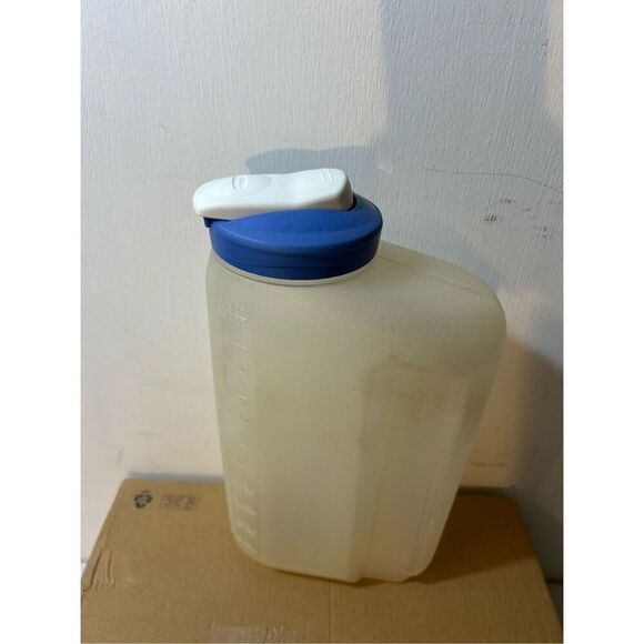 Rubbermaid 2.75/88oz qt pitcher container blue lid discoloration - Picture 1 of 3